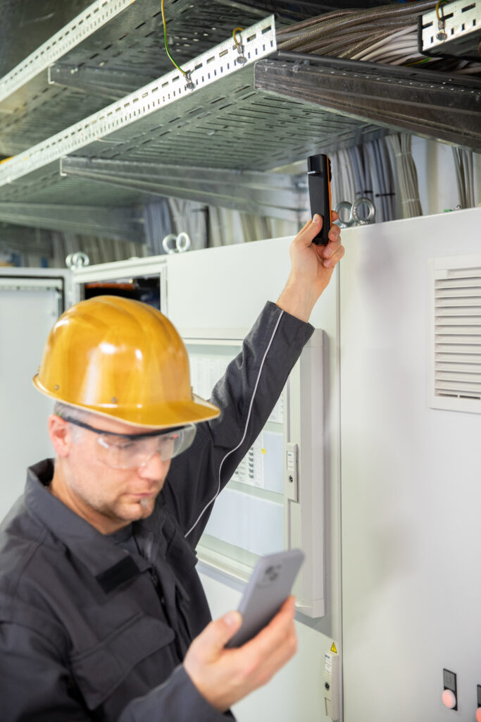 testo 860i application vertical clip off side view hold up helmet close up