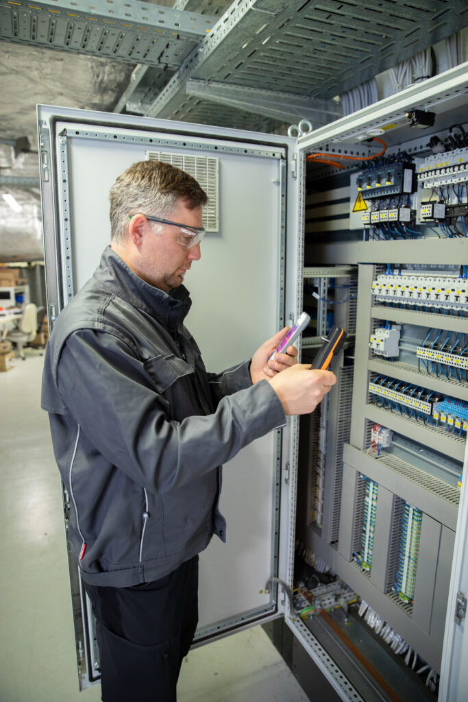 testo 860i application vertical clip off smartphone side view medium shot