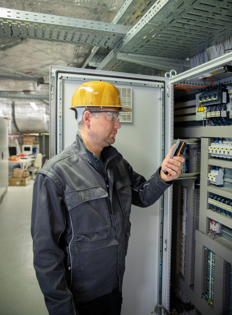 testo 860i application vertical clip on smartphone side view helmet medium shot