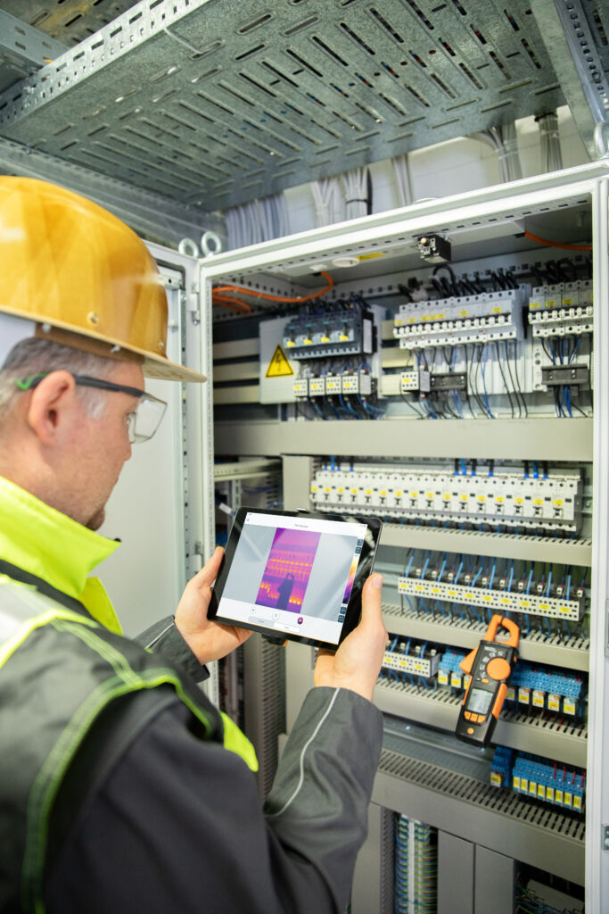 testo 860i application vertical clip on tablet app thermography camera view overshoulder helmet testo 770 3